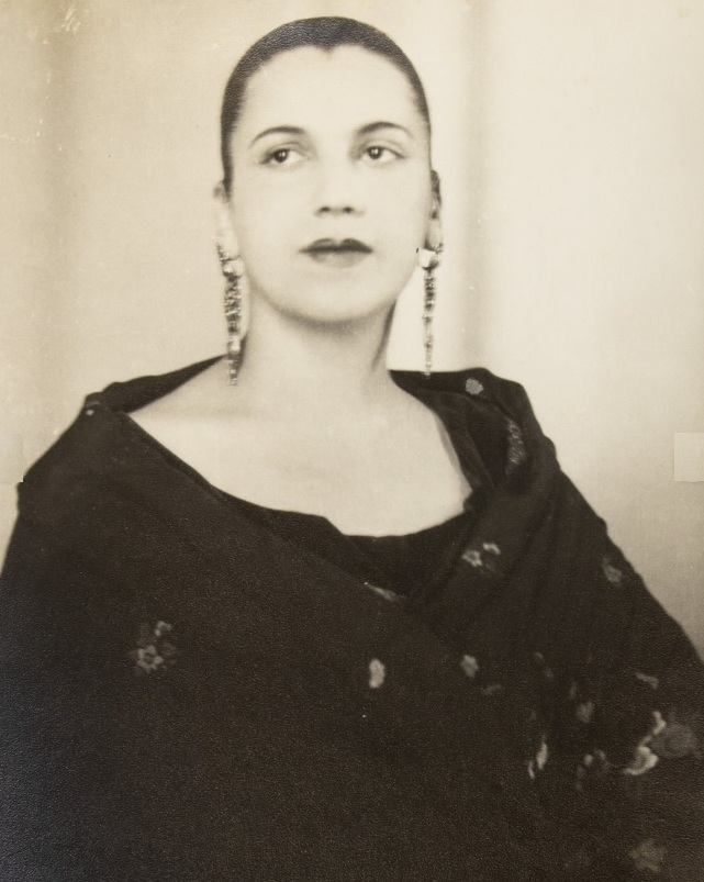 Tarsila do Amaral jovem com par de brincos.