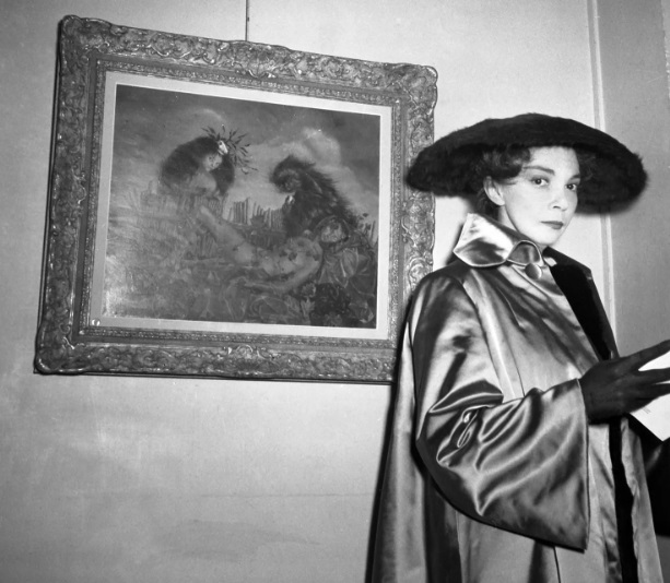 Foto de Leonor Fini com seu quadro Esfinge Apaixonada ao fundo