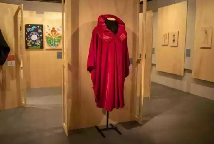 Casaco do quadro Autorretrato (manteau rouge) de Tarsila do Amaral.